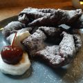 Chiacchiere al cacao con panna e ciliegie