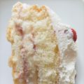 Torta con crema, panna, fragole e fragoline