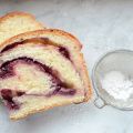 Pan brioche arrotolato alla crema e more[...]