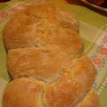 Pane con lievito madre a forma di treccia
