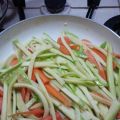 SPAGHETTI DI RISO CON VERDURE E GAMBERI .[...]