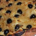 Focaccia con cipolle e olive nere
