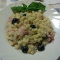 Pasta, crescenza, olive e prosciutto.