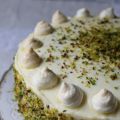 Torta di compleanno alla vaniglia e pistacchio
