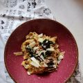 Tagliatelle con cavolo nero, mandorle e pecorino