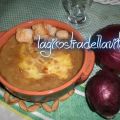 Zuppa di cipolle rosse