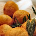 Frittelle sfiziose con ricotta e salsiccia