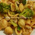 Orecchiette con broccoli pomodori pelati e noci