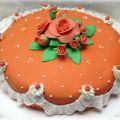 Torta arancione con rose e volants