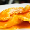 Ravioli di gamberi e caprino su crema di zucca