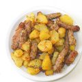 Salsiccia al forno con patate e mollica fresca