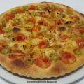 Pizza margherita e bianca con pomodorini, olive[...]