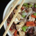 Noodles con tofu, funghi e edamame per[...]