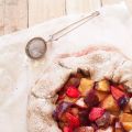 Galette di grano saraceno e frutta di stagione.[...]