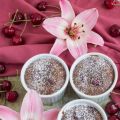 Deliziose coppette di cioccolato e ciliegie
