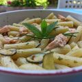 Insalata di pasta con salmone e zucchine