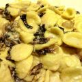 Orecchiette al radicchio con pesto di noci