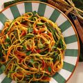 Spaghetti con sugo freddo di zucchine