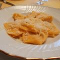Ravioli rossi con ricotta e salsiccia.