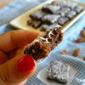 Quadretti golosi ai fichi secchi, cacao e cocco