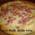Pizza con prosciutto a dadini e mozzarella