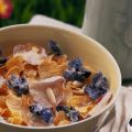 Corn flakes con violette e pinoli