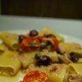 Schiaffoni con tonno, olive nere, capperi e[...]