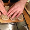 Funghi ripieni di pane e formaggio al forno