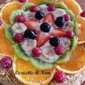 Torta decorata con crema e  la frutta