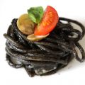 Pasta al nero di seppia con scampi e lupini