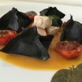 Ravioli neri di palamita su crema di datterini[...]