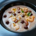 Crema di fagioli con ceci neri e gamberi