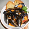 Zuppetta di cozze con pane fritto all'aglio