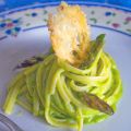 Linguine con crema di asparagi e cialdine di[...]