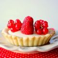 Crostatine con bavarese al miele e frutti rossi