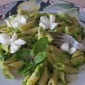 Penne con piselli, pinoli e mozzarella di bufala