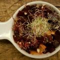 Insalata di rape rosse e germogli misti.