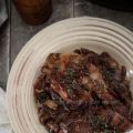 Pollo con cipolle rosse caramellate e funghi[...]