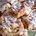 Crumble con marmellata di prugne e amaretti