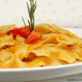  Farfalle con crema di zucca, pomodorini e[...]