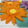 Torta decorata con gerbere glicine e arancio