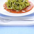 Fettuccine verdi con salsa di peperoni e pollo
