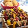 Spiedini di carne e verdure marinati con salsa[...]