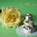 Mini wedding cake con rosa rampicante