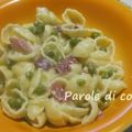 Conchiglie con piselli e prosciutto crudo