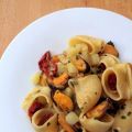 Conchiglioni con cozze, patate e pomodori[...]