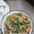 Insalata di orzo con piselli, carote ed asparagi