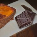 Torta al cioccolato fondente e pesche sciroppate