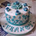Torta con fiori azzurri