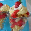 Gelato alla vaniglia con macedonia di fragole